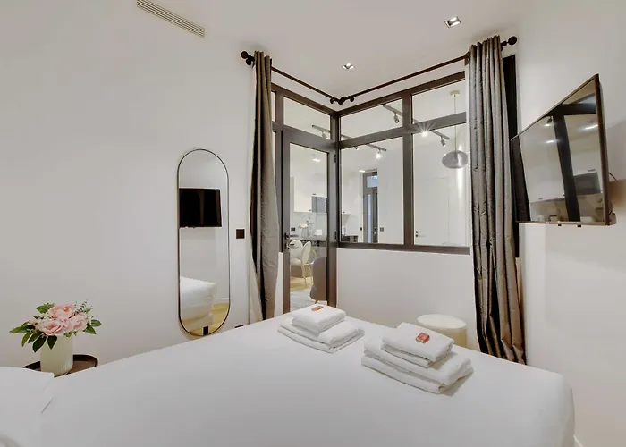 Stunning 2br Opera *