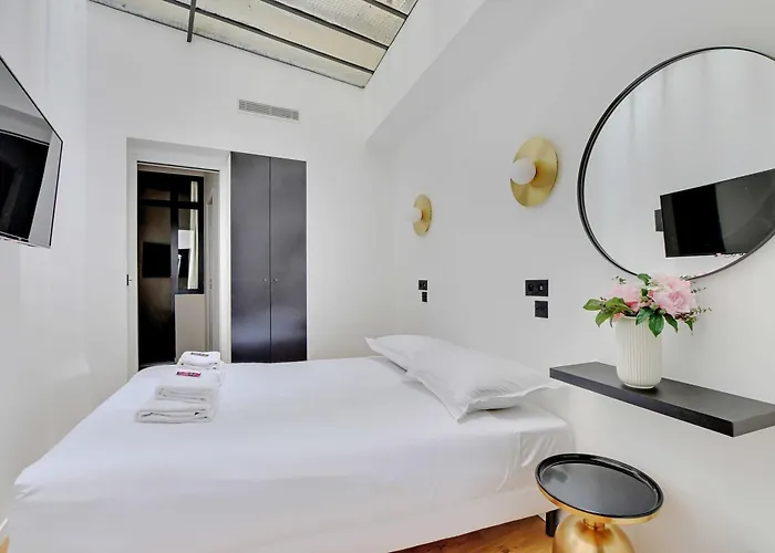 Stunning 2br Opera