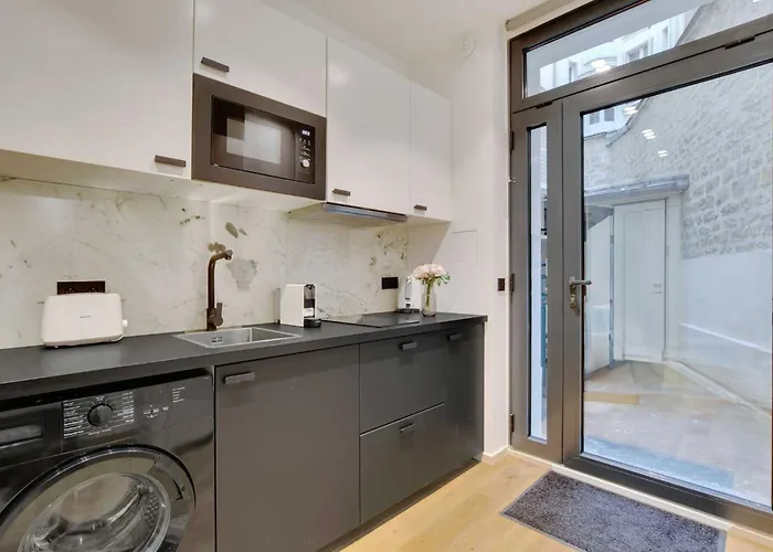 Stunning 2br Opera *